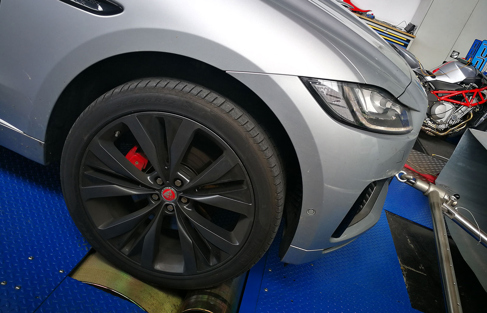 在馬力機上：JaguarF-Pace 30d