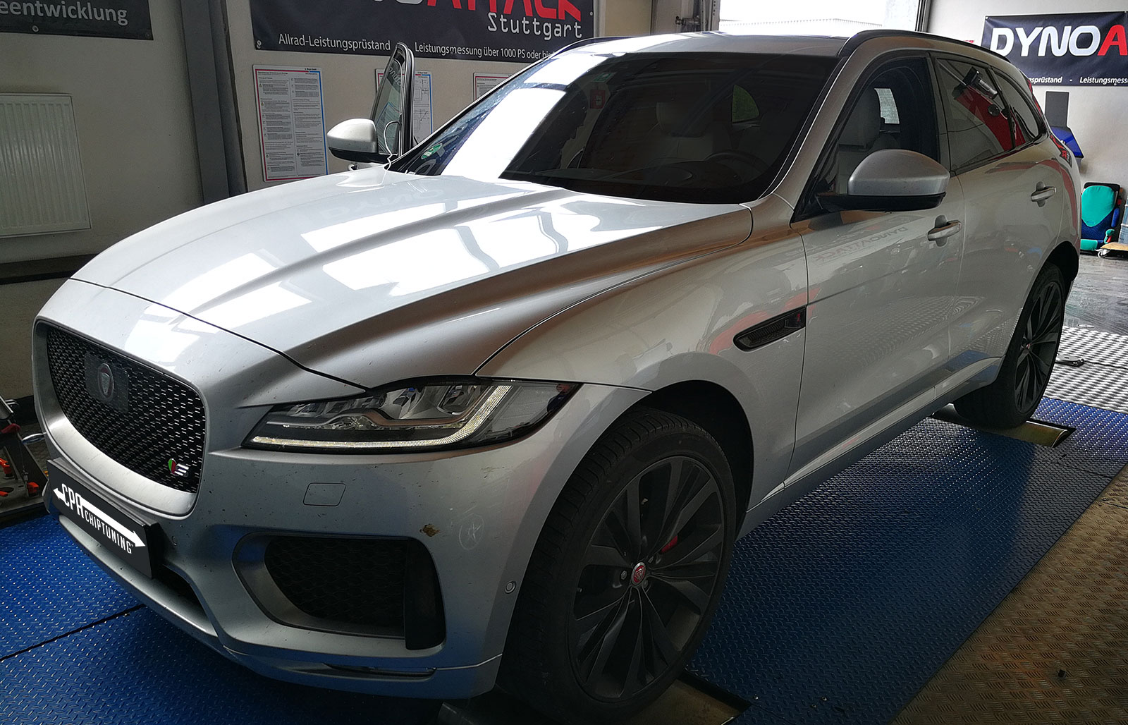 在馬力機上：JaguarF-Pace 30d
